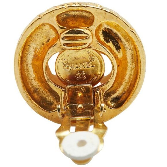 CHANEL CC Logos Pearl Round Clip-On Earrings Gold Tone Auth w/Box #07890 - Picture 4 of 6
